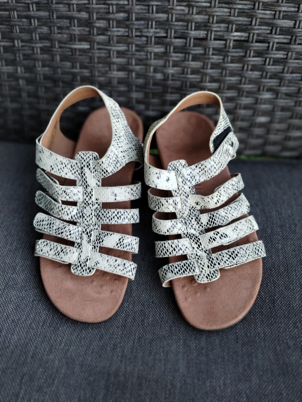 Vionic Harissa Gladiator Sandals Women’s 9 White Black Snake Print